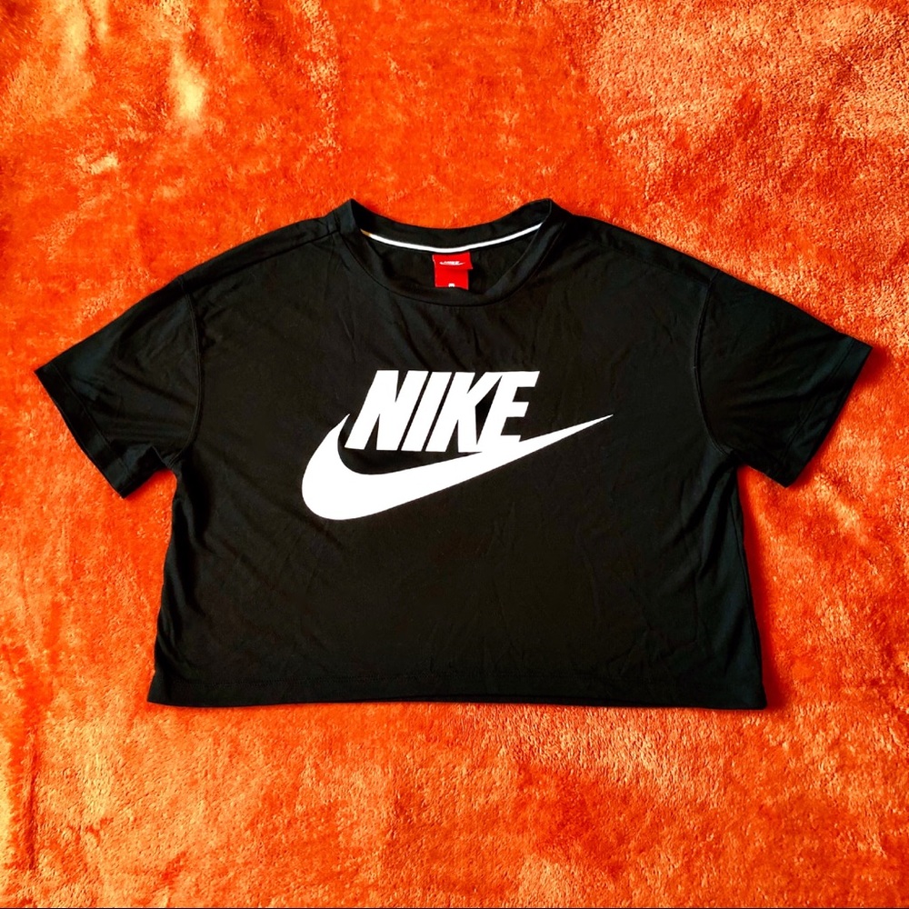 Cropped Nike T-shirt ✨